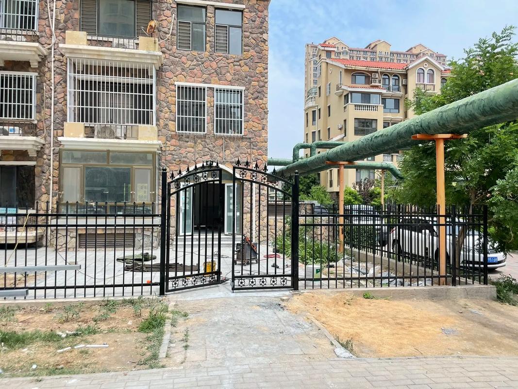 御景豪庭一樓小院 鋅鋼護欄與鐵藝門施工現場窺探
